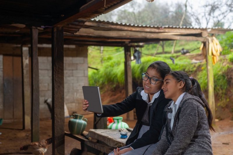 Acceso a Contenidos Educativos Offline con Energía Solar y Conectividad Satelital  Limitada