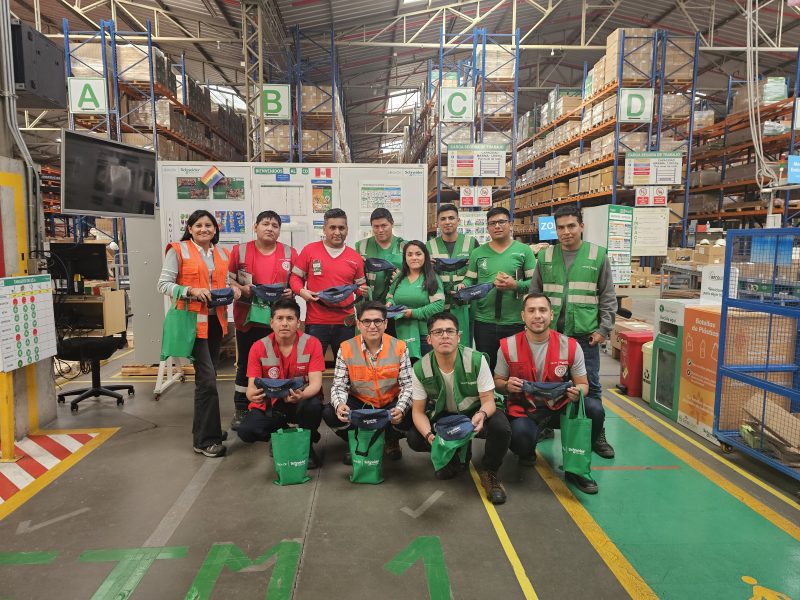 Re-uso de uniformes de trabajo, de Schneider Electric Peru